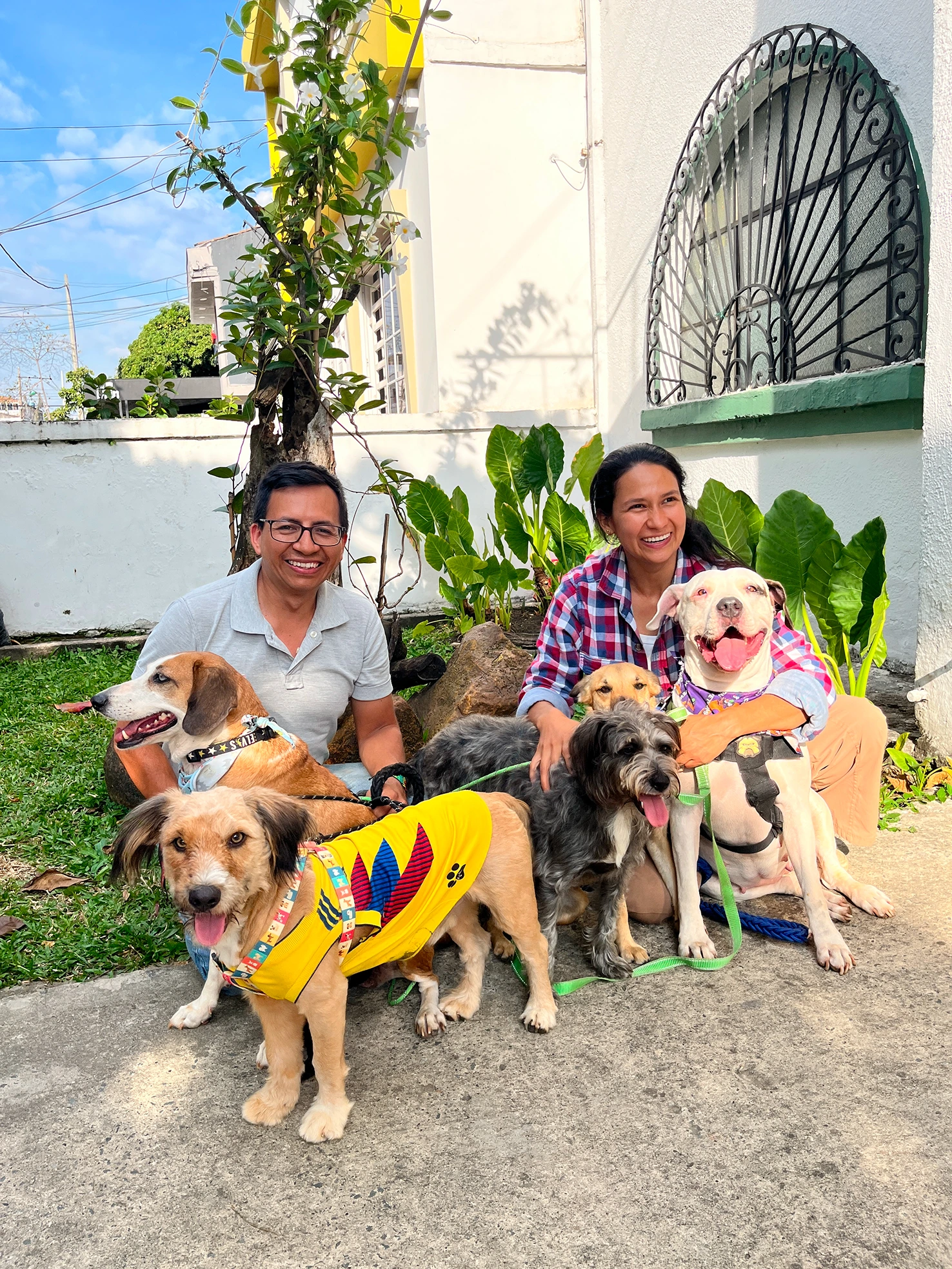 Yuri y Jose - Fundadores del Refugio Cuatro Huellas con sus peluditos